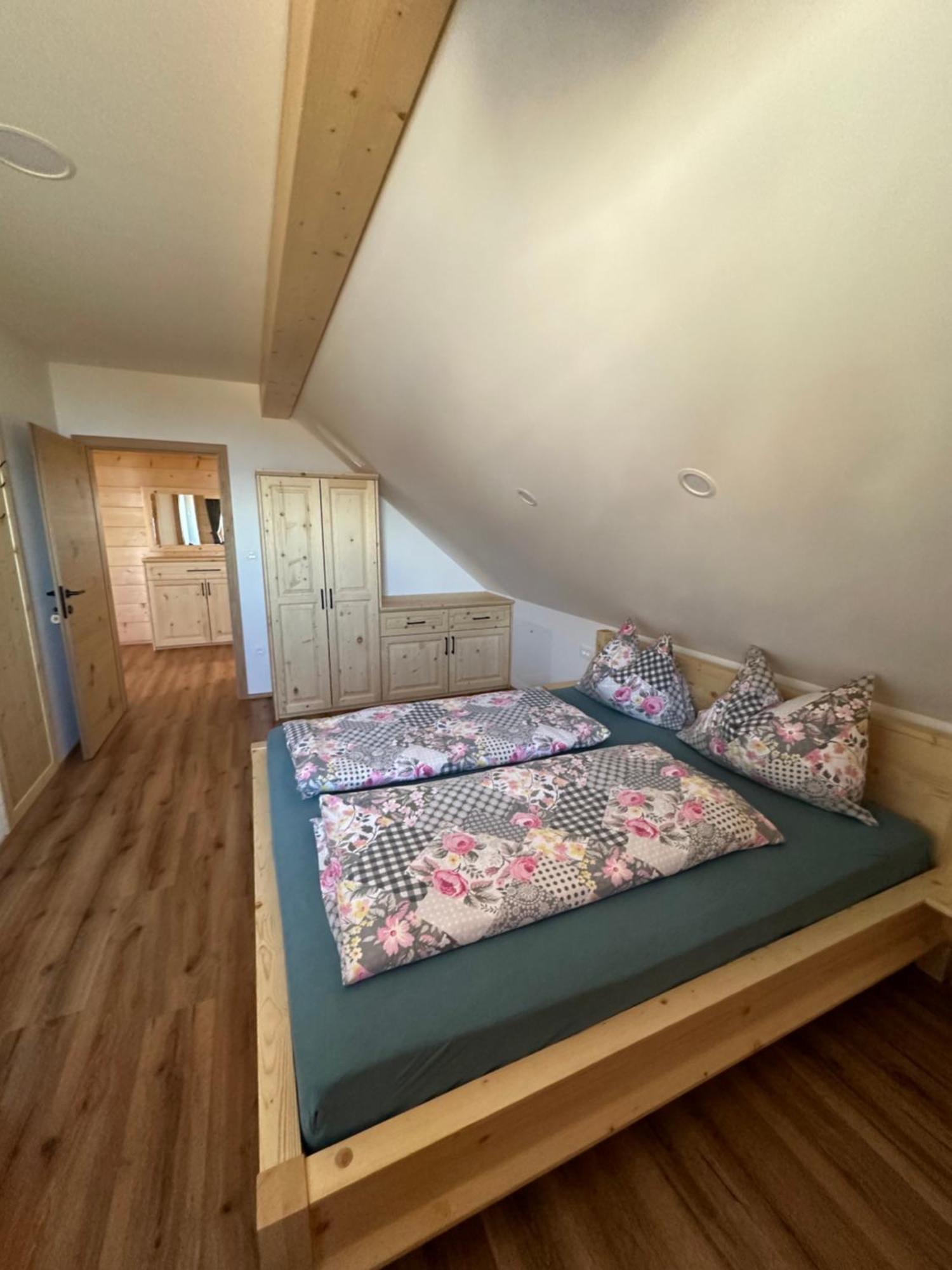 Guest House Pr Ambruzarju & Apartments Cerklje na Gorenjskem Zimmer foto