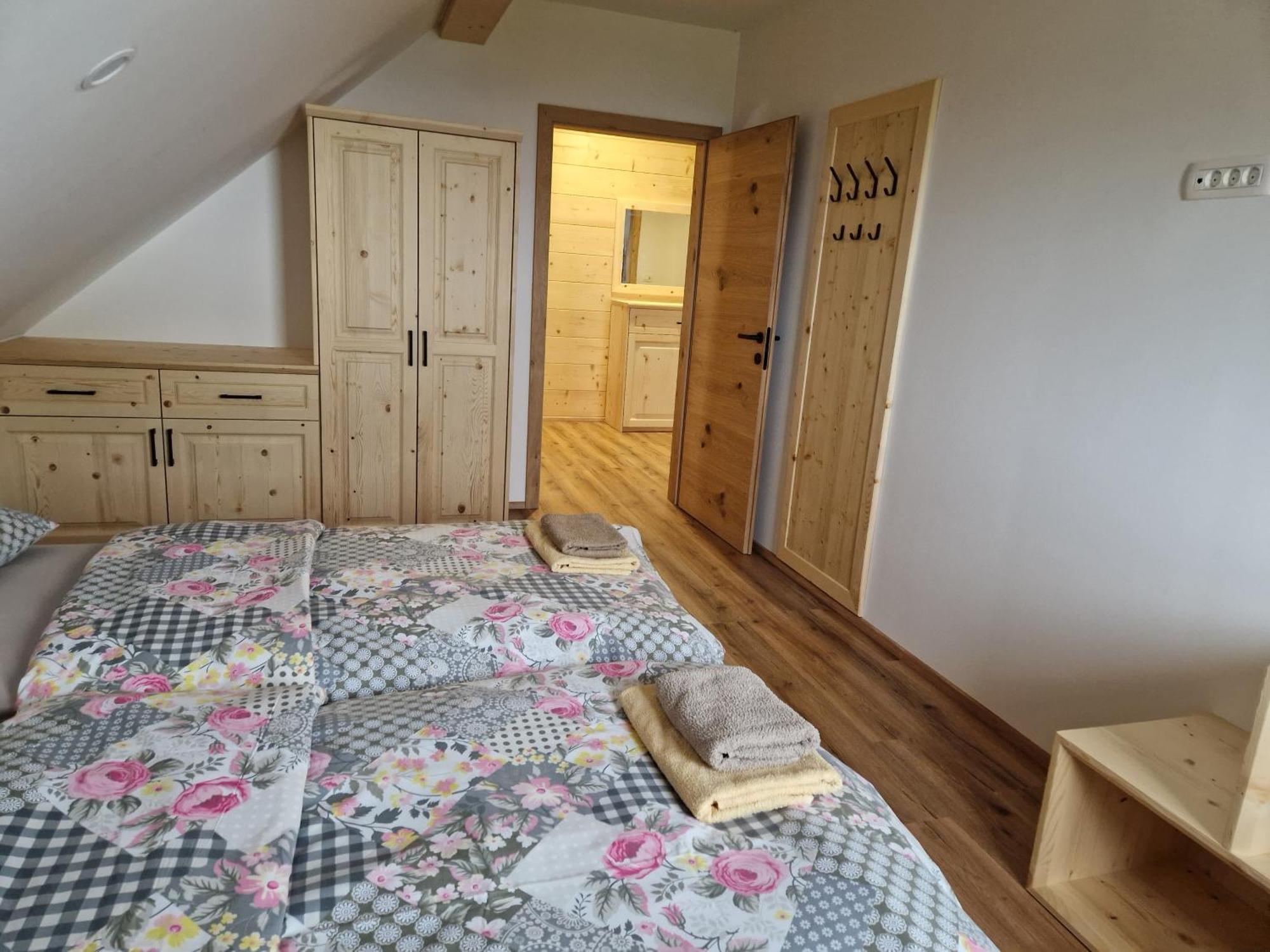 Guest House Pr Ambruzarju & Apartments Cerklje na Gorenjskem Zimmer foto